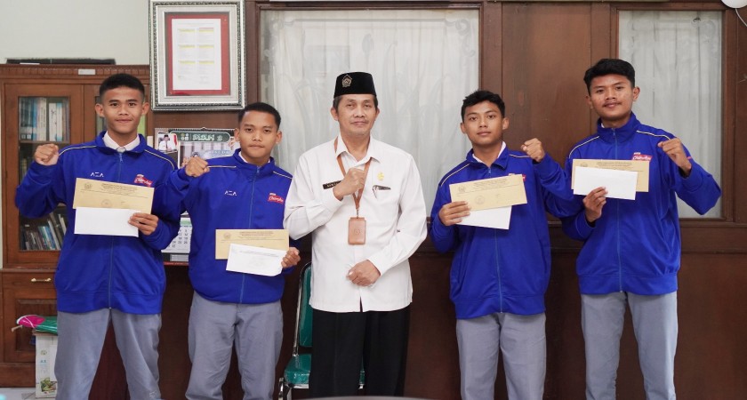 ATLIT ESTAFET MAN 2 GRESIK TERIMA REWARD DARI BUPATI GRESIK DAN KEPALA ...