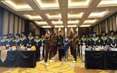 MAN 2 Gresik Sukses Selenggarakan Wisuda Purna Siswa ke-XXV dan Mahasiswa Prodistik ke-8 di Hotel Aston Gresik